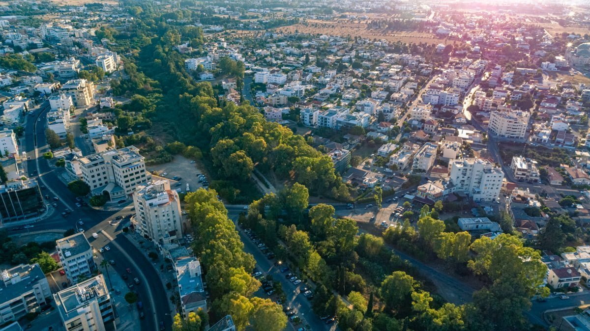 Αεροφωτογραφία του Στροβόλου με το Γραμμικό Πάρκο Πεδιαίου και τις γειτονιές γύρω του